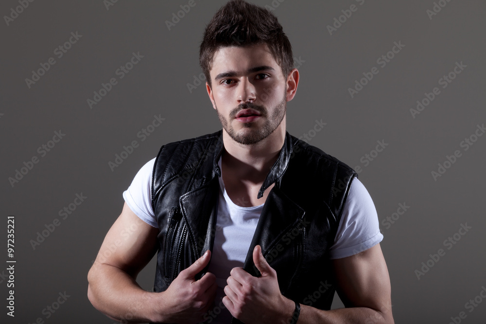 Naklejka premium Moderner Mann mit Leder Weste