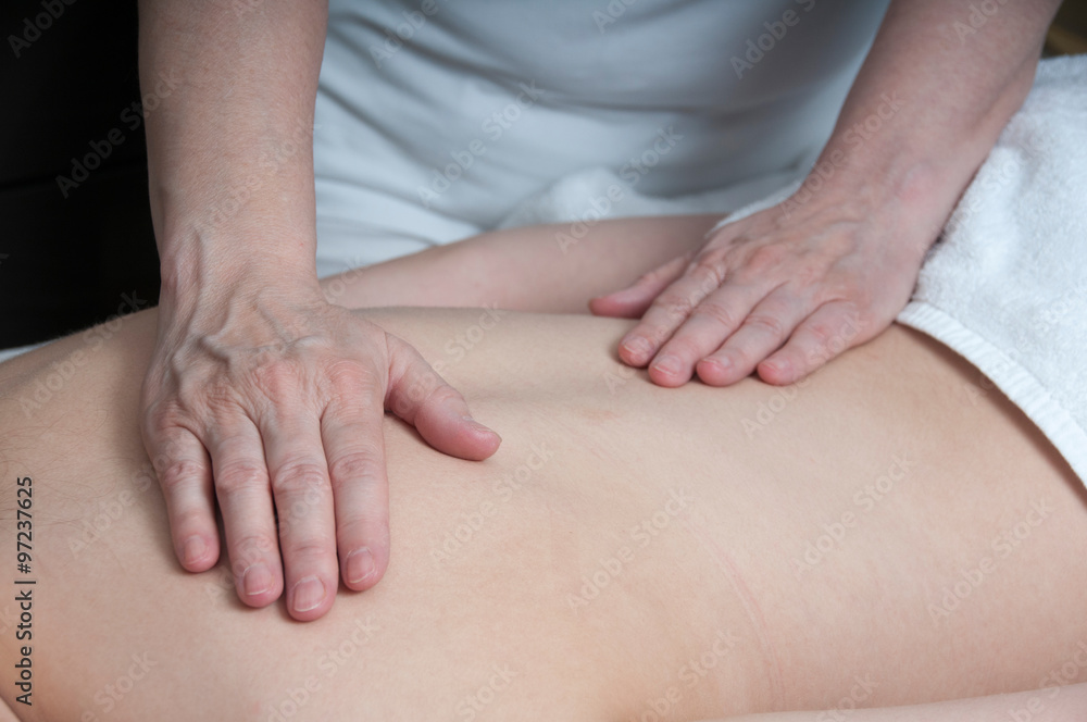 Therapeutin massiert Rücken