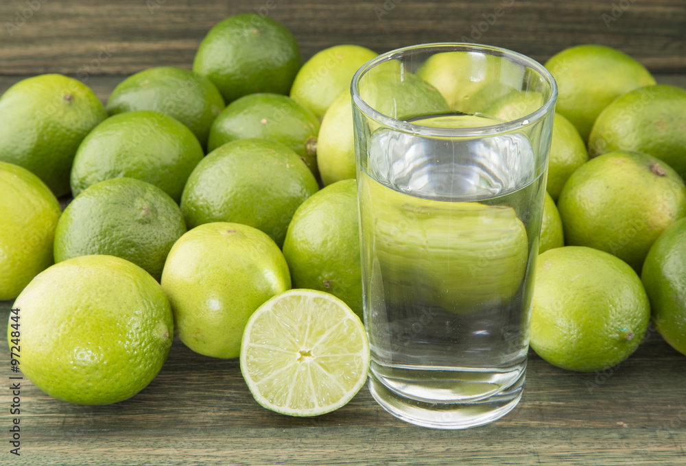 Limón y agua. Limón y agua.