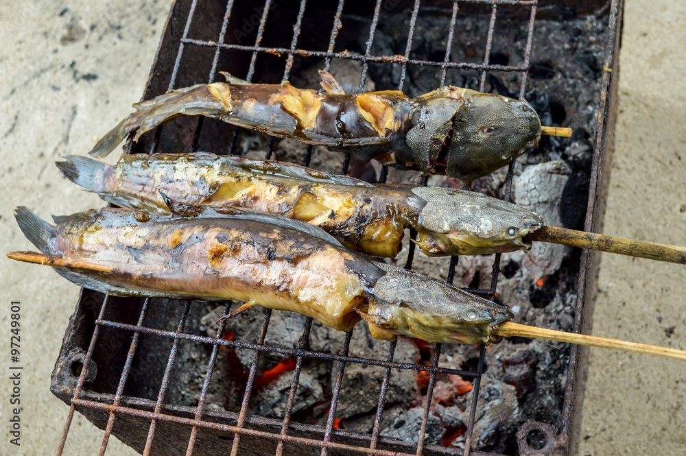 Catfish are grilled with charcoal