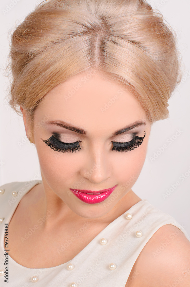 professional makeup with thick black eyelashes professional makeup with thick black eyelashes