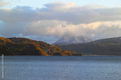 紅葉の湖と雪山