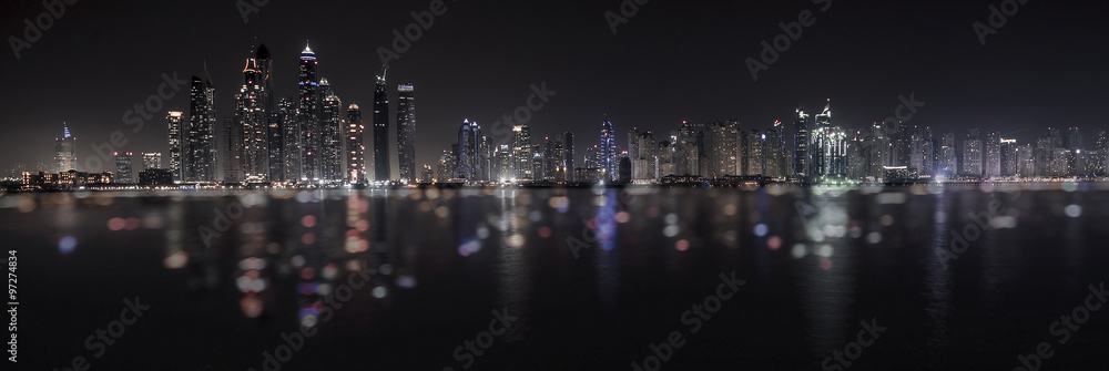 Obraz premium Dubai Marina reflection viewed from Palm Jumeirah
