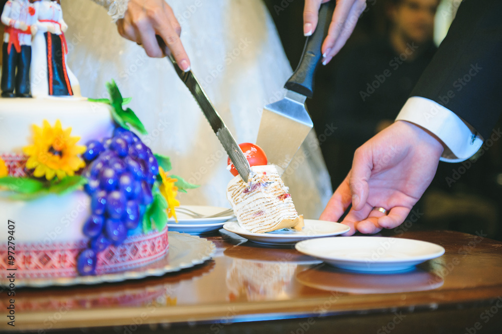Obraz premium Bride Holding Piece of Cake