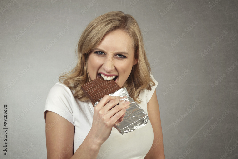 femme mangeant une tablette de chocolat femme mangeant une tablette de chocolat