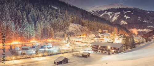 Winterliches Alpendorf bei Nacht