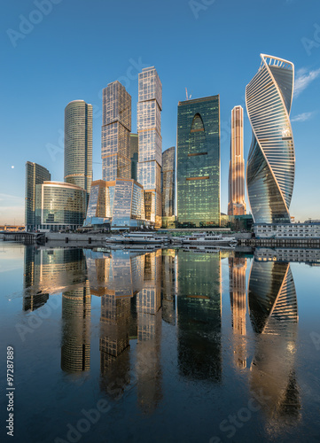 Деловой центр Москва-Сити на восходе.