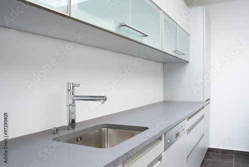 Fotografia Luxurious modern kitchen with sink