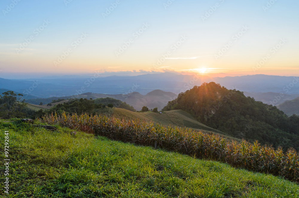 Obraz premium Sunset over mountain in sri nan national park thailand