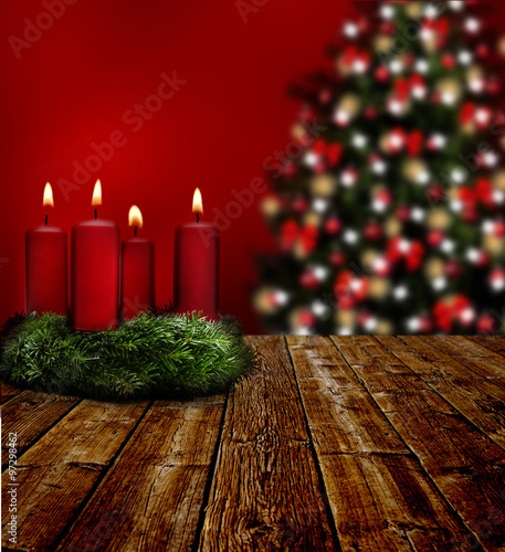 Adventskranz vor Christbaum