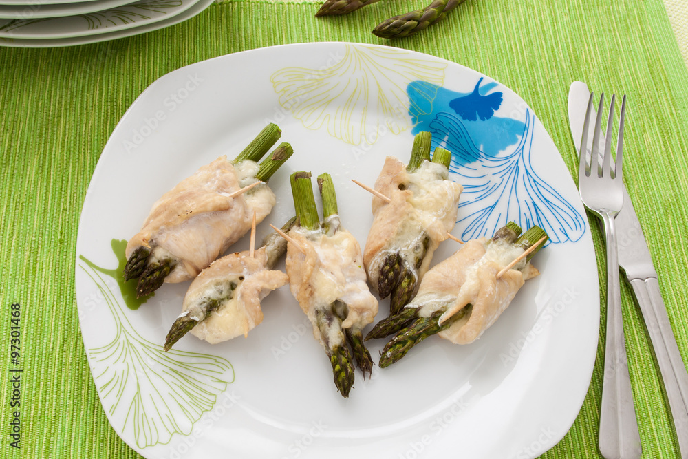 Rolls of meat, cheese and green asparagus Rolls of meat, cheese and green asparagus