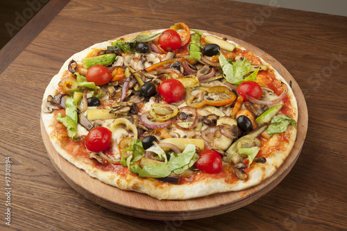 vegetarian pizza with vegetables