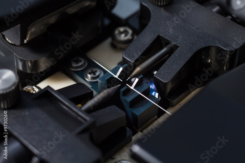 Canvastavla Working with fiber optic fusion splicer before connecting. Selec