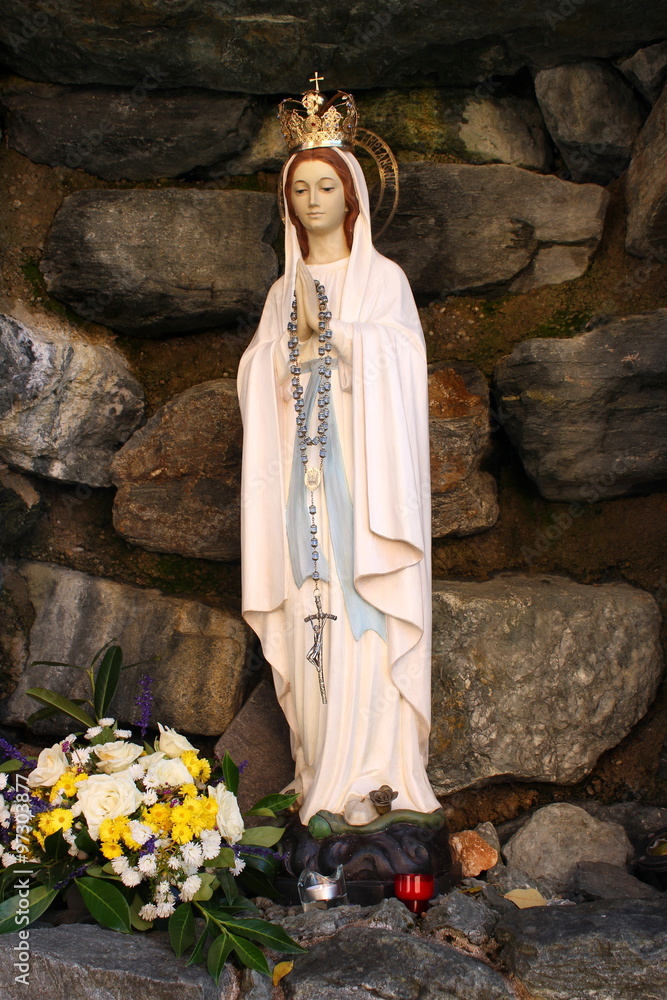 Darstellung der Madonna (Maria Mutter Gottes) in einer Lourdes-Grotte