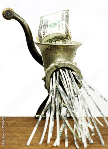 Φωτογραφία 100 dollar bill in a meat grinder
