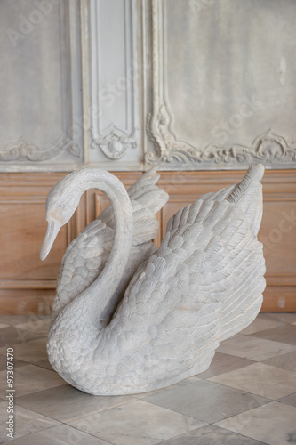 Fototapeta Naklejka Na Ścianę i Meble -  antique  Swan statue