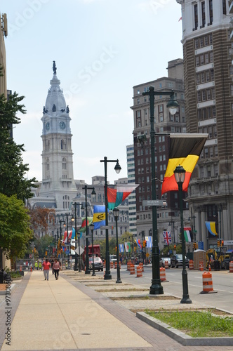 Flagi różnych państw powiewające na ulicy w Filadelfii photo