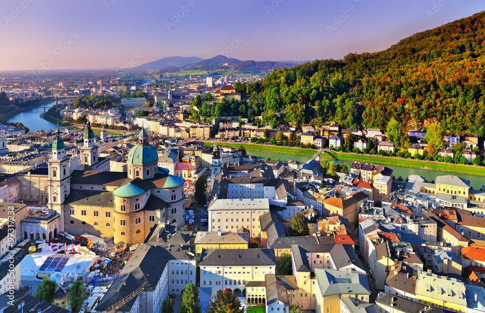 Fototapeta premium Widok z lotu ptaka na zabytkowe miasto Salzburg, Salzburger Land, Austria