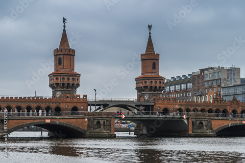Oberbaumbrücke in Berlin von der East Side Gallery gesehen