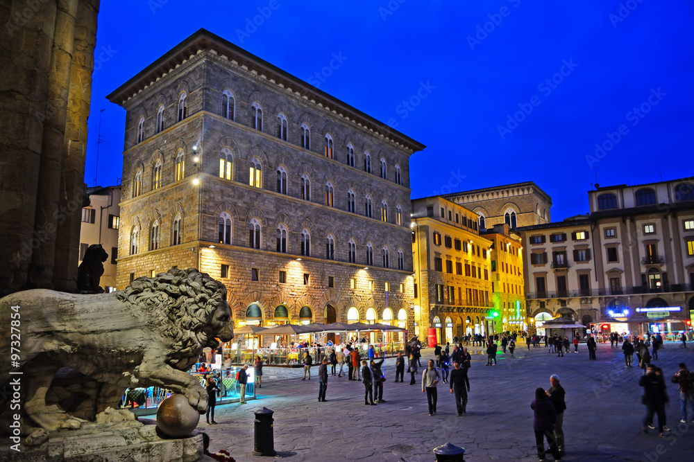 Obraz premium Piazza della Signoria we Florencji nocą