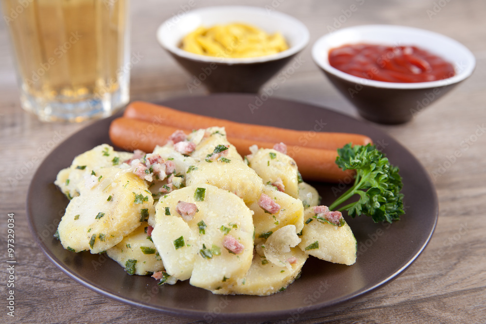 Kartoffelsalat mit Würstchen, Senf und Ketchup Kartoffelsalat mit Würstchen, Senf und Ketchup