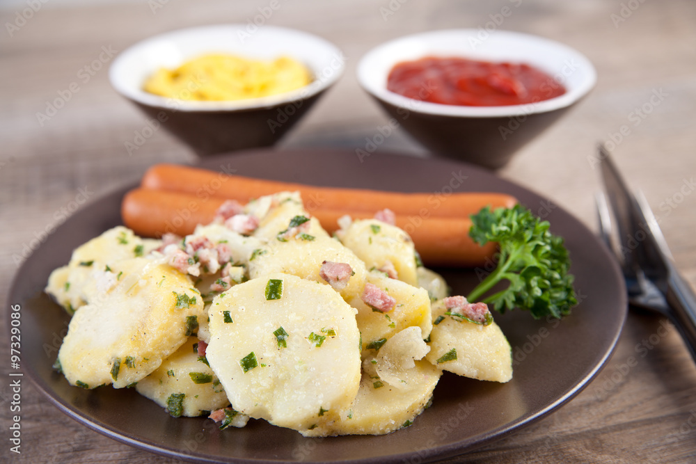 Kartoffelsalat mit Würstchen, Senf und Ketchup Kartoffelsalat mit Würstchen, Senf und Ketchup