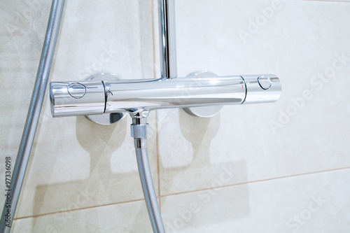 Thermostatic shower faucet