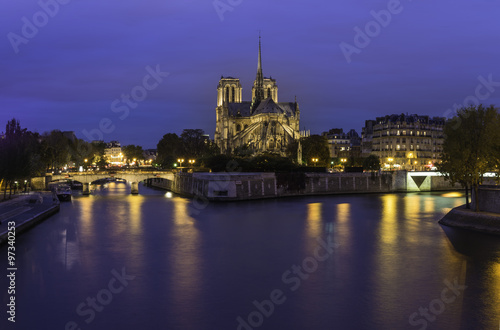 Cath  drale Notre-Dame de Paris during twilight time