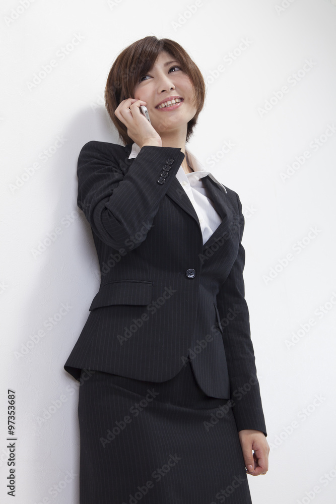 電話をかける女性会社員 Stock Photo Adobe Stock 電話をかける女性会社員 Stock Photo Adobe Stock