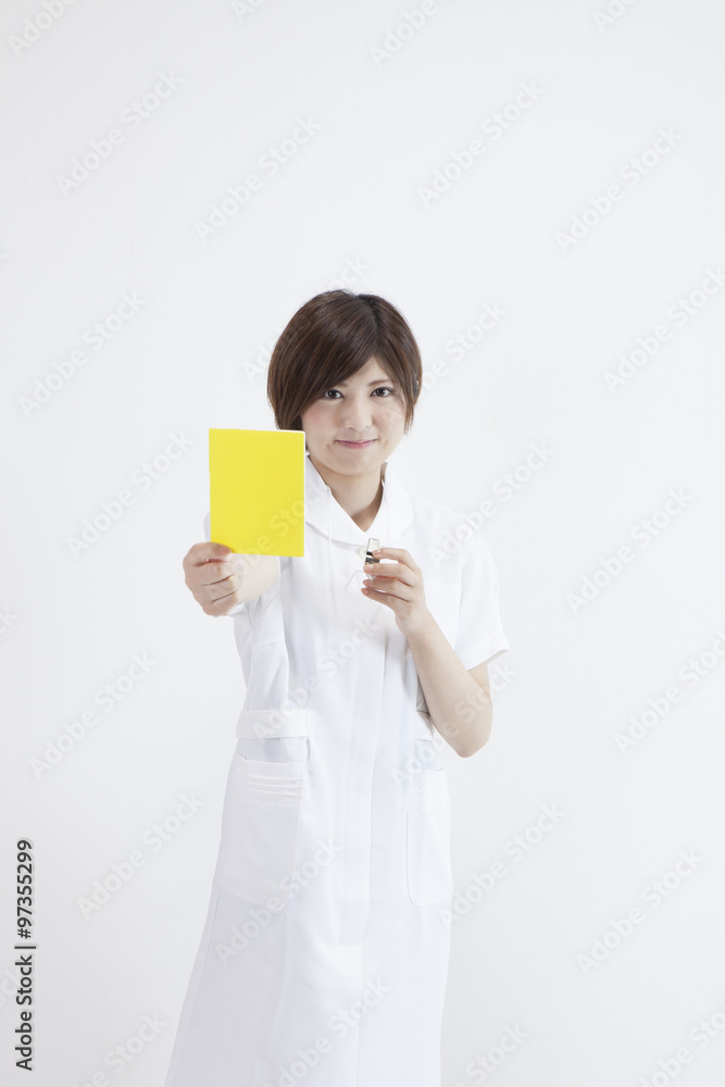 イエローカードを持つ看護師 イエローカードを持つ看護師