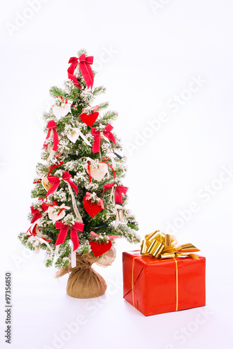 Obraz na płótnie Albero di Natale con pacco regalo su sfondo bianco w salonie