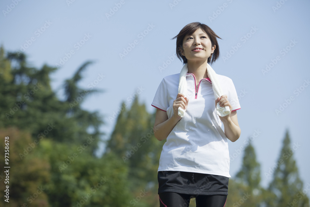 タオルを首に巻く女性 タオルを首に巻く女性