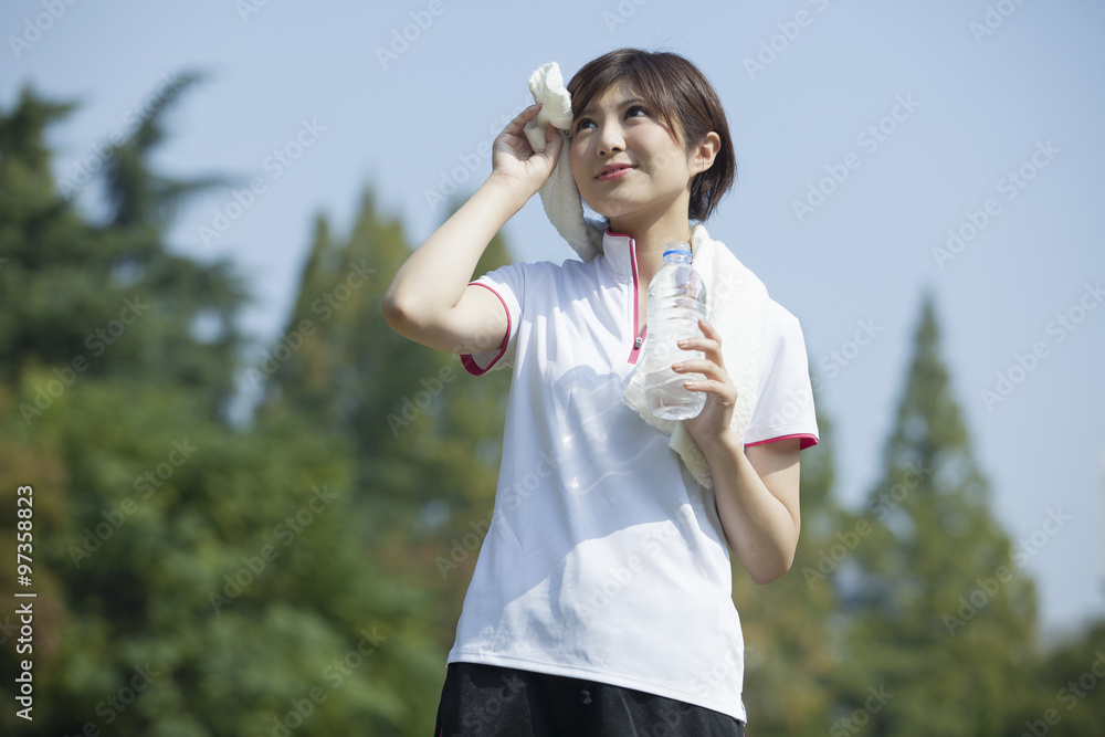 タオルを首に巻く女性