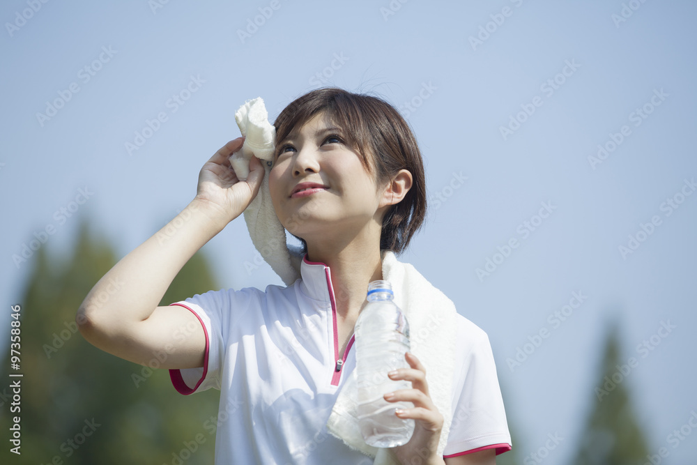タオルを首に巻く女性