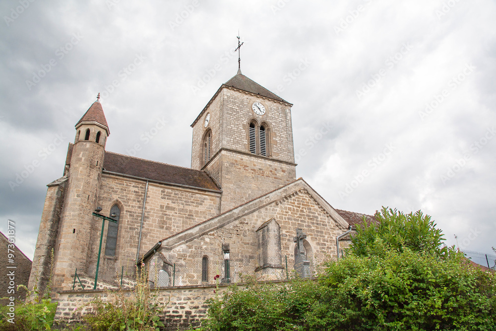 Eglise de Vandenesse en Auxois sous ciel couvert, Côte d'Or, Bourgogne, France