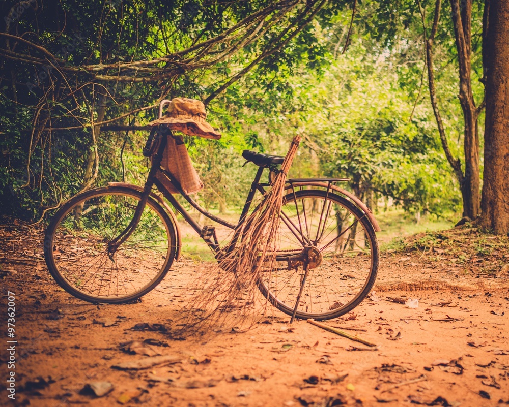 Fototapeta premium Vintage bicycle standing in the tropical forest