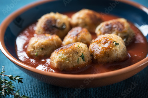 Vegane Frikadellen in Tomatensoße photo