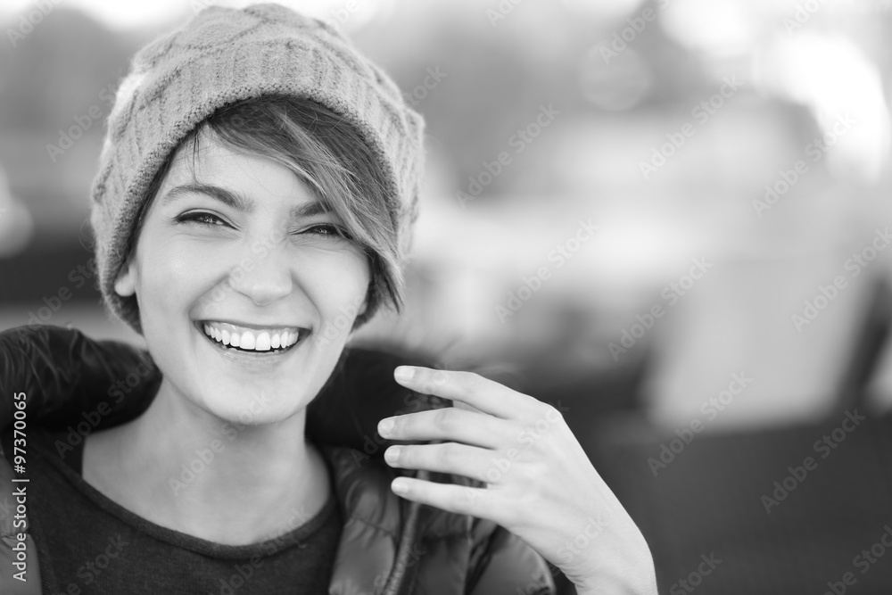 Ritratto In Bianco E Nero Di Una Bella Ragazza Con Capelli Corti E Cuffietta Photos Adobe Stock