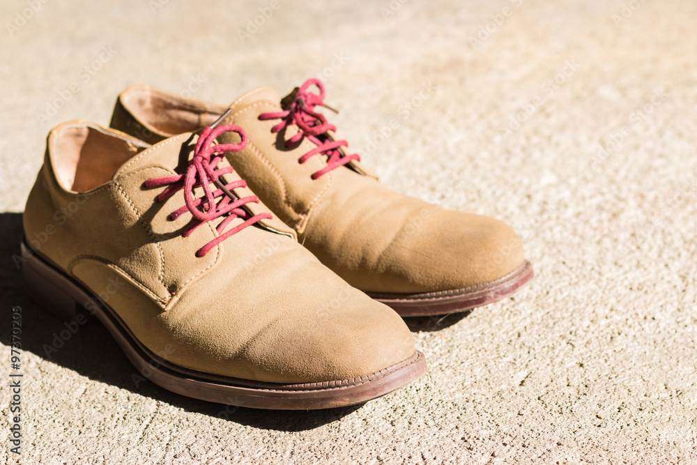 Naklejka premium Leather shoes with brush on concrete background