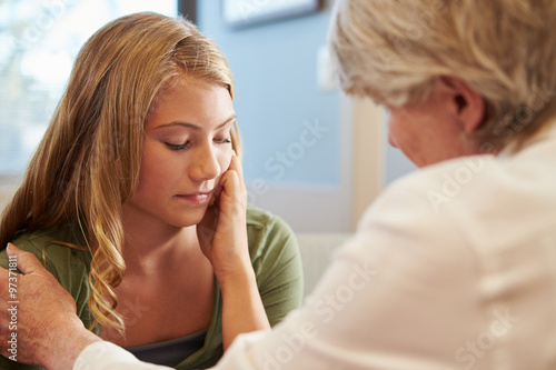 Doctor Treating Teenage Girl Suffering With Depression © Monkey Business