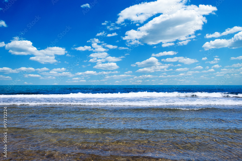 Fototapeta premium Beautiful sky and blue sea