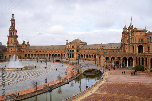 Budynki wokół Plaza de España w Sewilli.