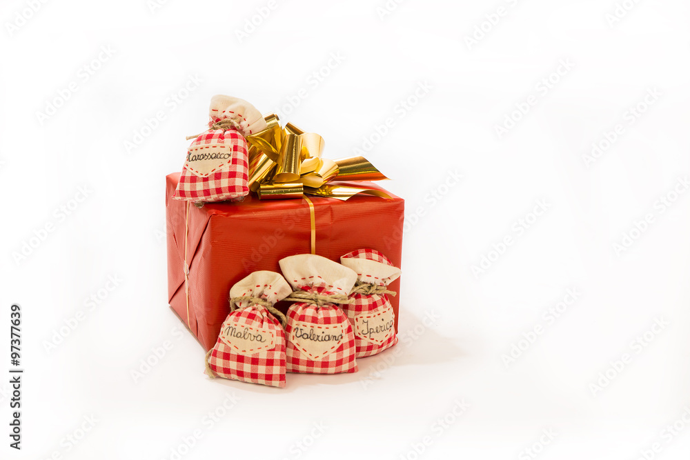 Pacco regalo con fiocco su sfondo bianco