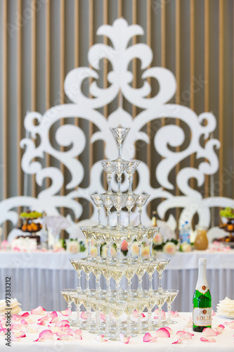 Wallpaper Mural pyramid from glasses of champagne Torontodigital.ca