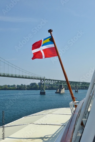 Flagge der Bahamas vor Brücke © boeman3