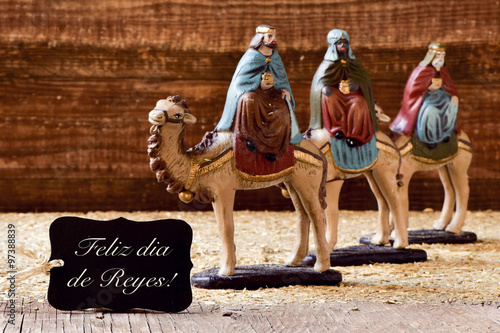 Foto three kings and text feliz dia de reyes, happy epiphany in spani
