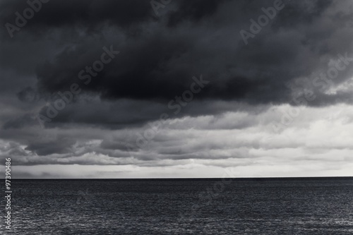 Мрачные облака над море