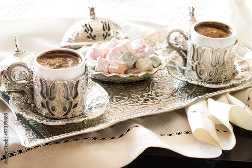 Φωτογραφία Turkish coffee with delight and traditional silver serving set