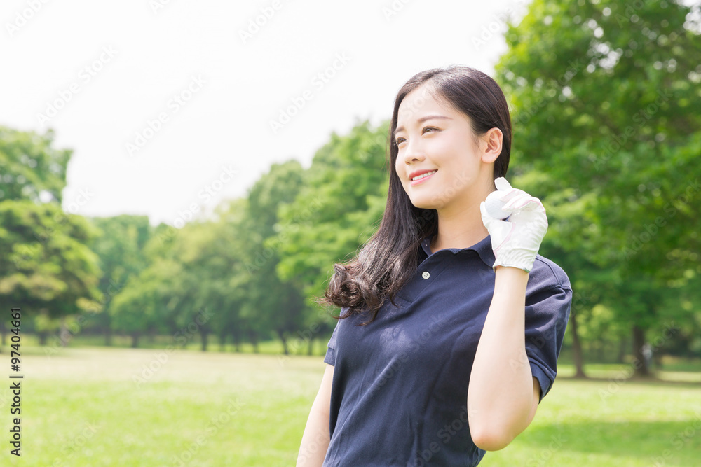 ゴルフボールを持つ女性 ゴルフボールを持つ女性