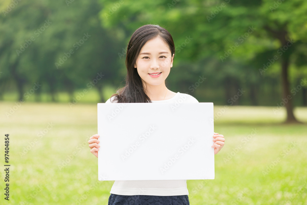 ホワイトボードを持つ女性 笑顔 ホワイトボードを持つ女性 笑顔